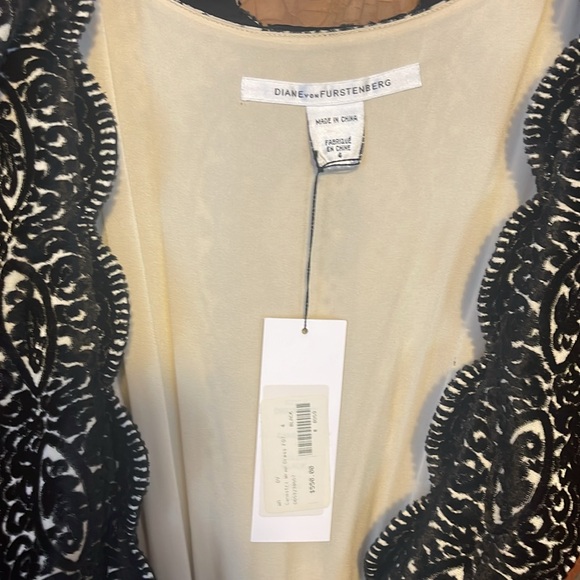 COPY - DVF NWT gorgeous wraparound dress size 4 - Picture 2 of 3